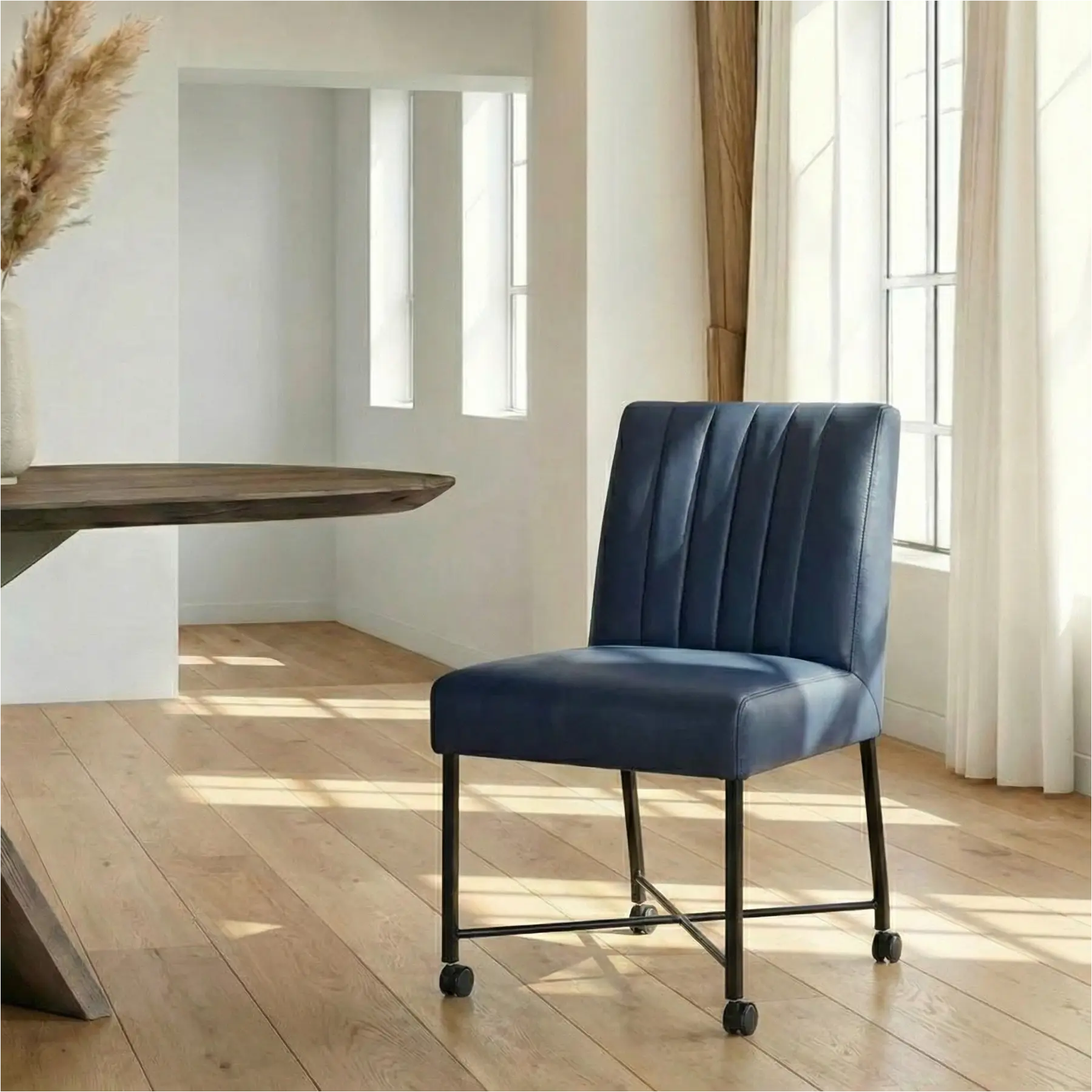 afbeelding van Set van 4 blauwe leren eetkamerstoelen Lucas met ronde zwarte poten