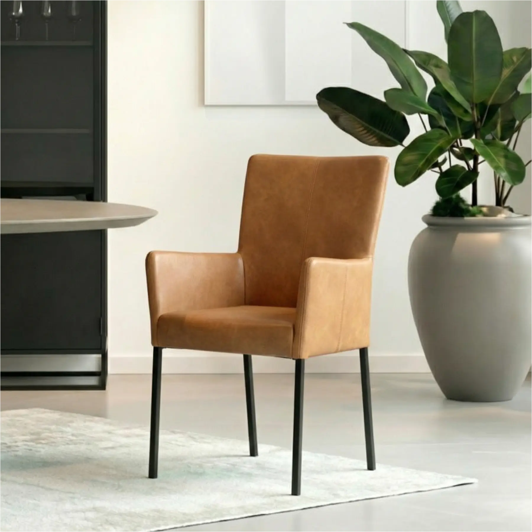 afbeelding van Set van 10 Leren eetkamerstoelen Daily met armleuning - Granada Sahara (cognac) - Poten staal vierkant zwart