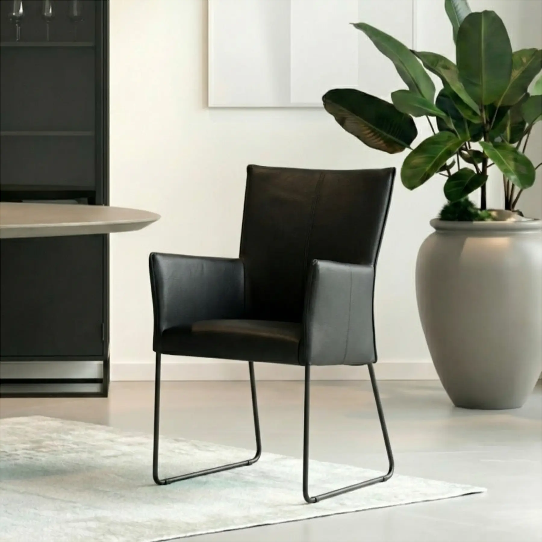 afbeelding van Set van 10 Leren eetkamerstoelen Mate met armleuning - Hermes Nero (zwart) - U-poot staal rond zwart