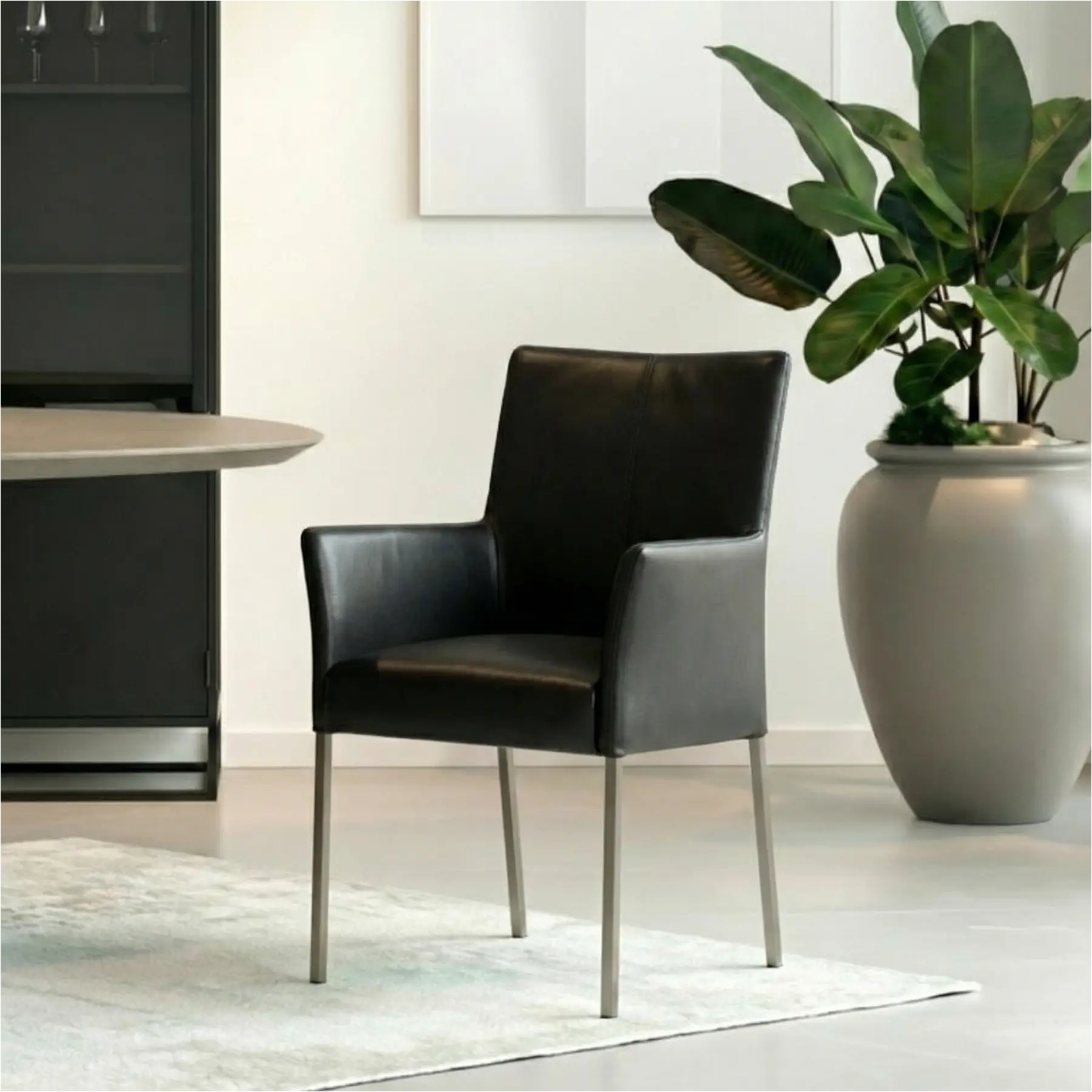 afbeelding van Set van 4 Leren eetkamerstoelen Comfort met armleuning - Hermes Nero (zwart) - Poten staal vierkant RVS