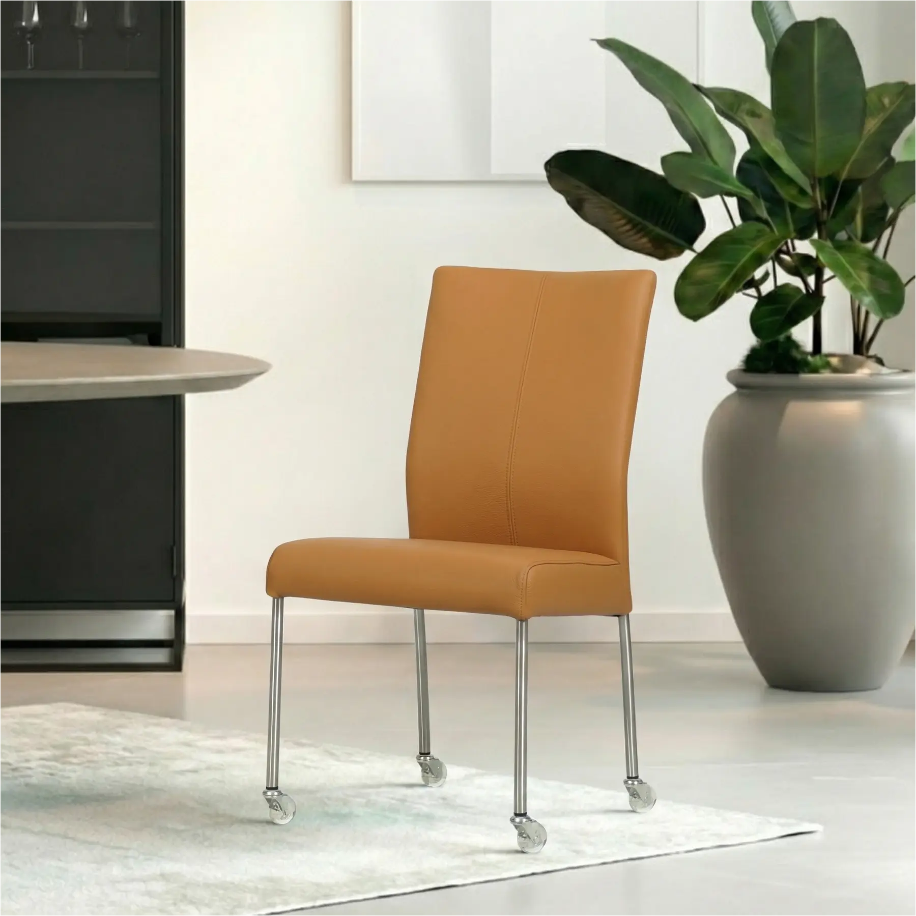 afbeelding van Set van 4 Leren eetkamerstoelen Comfort met wieltjes - Toledo Sabbia (lichtcognac) - Poten staal rond RVS