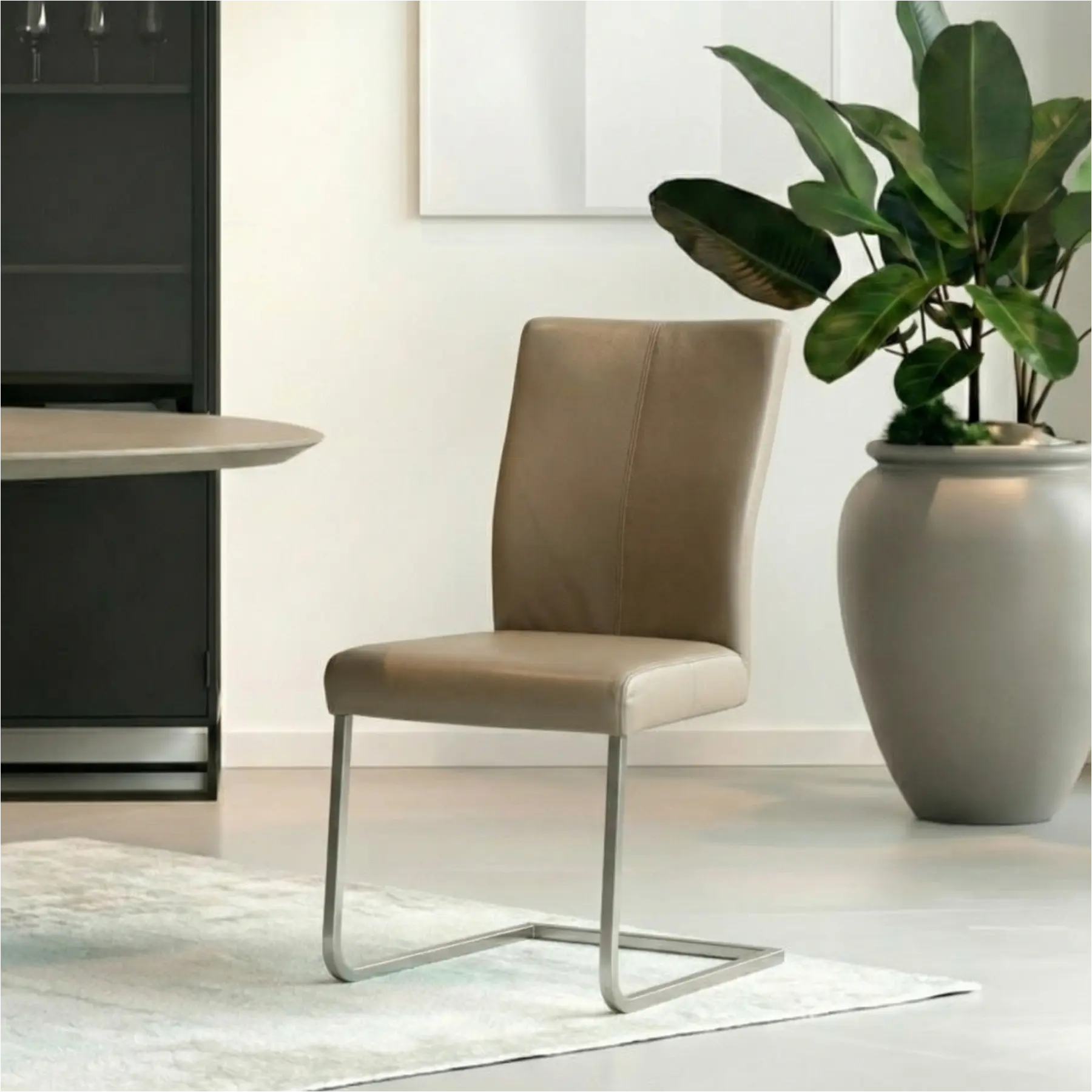 afbeelding van Set van 4 Leren eetkamerstoelen Dare met armleuning - Hermes Mocca (taupe/bruin) - Sledepoot staal vierkant RVS