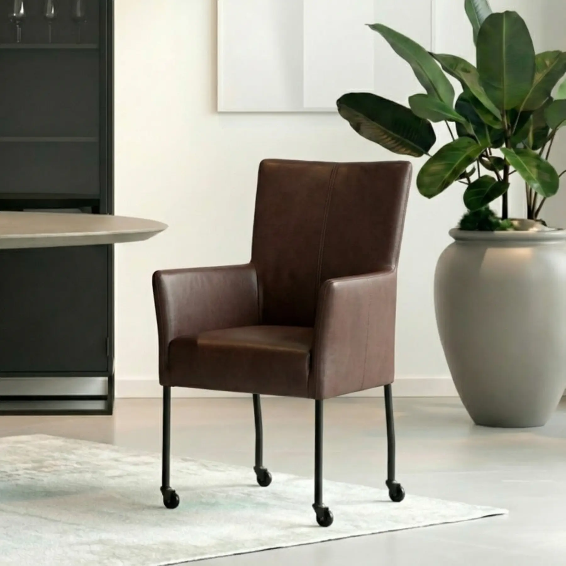 afbeelding van Set van 4 Leren eetkamerstoelen Deal met armleuning - Granada Cognac (donkercognac) - Poten staal vierkant zwart