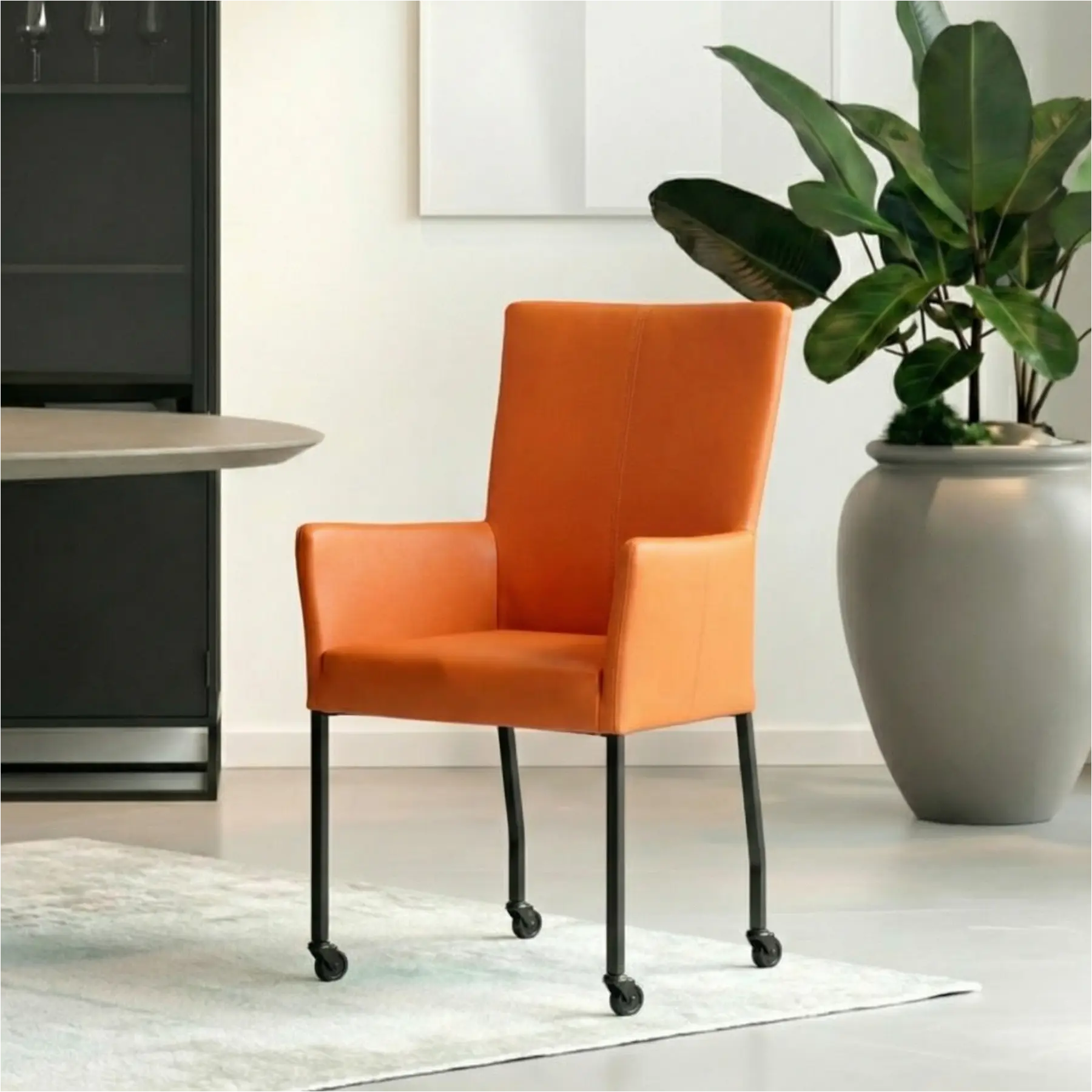 afbeelding van Set van 4 Leren eetkamerstoelen Deal met armleuning - Toledo Orange (oranje) - Poten staal vierkant zwart