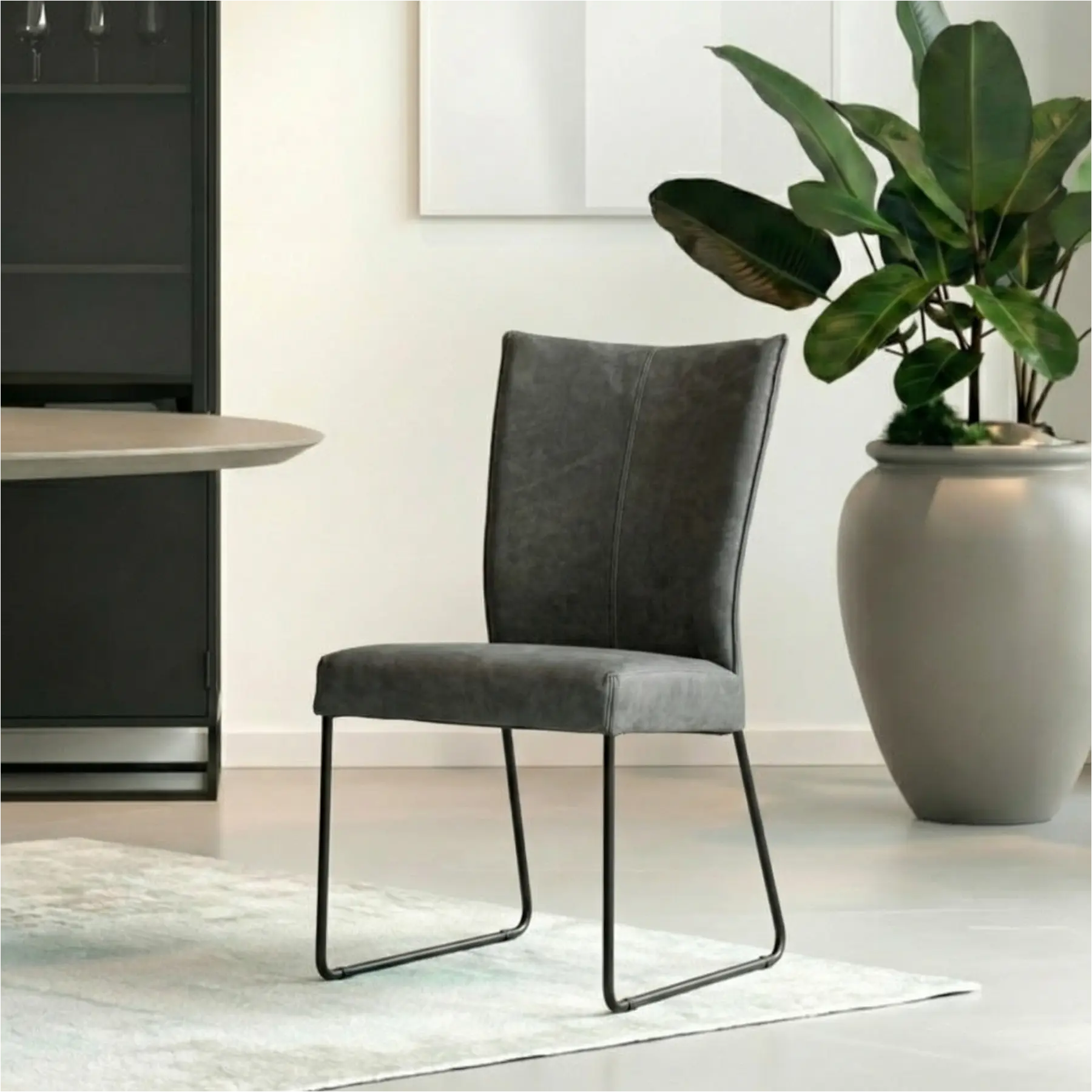 afbeelding van Set van 4 Leren eetkamerstoelen Mate - Kenia Antracite (grijs) - U-poot staal rond zwart