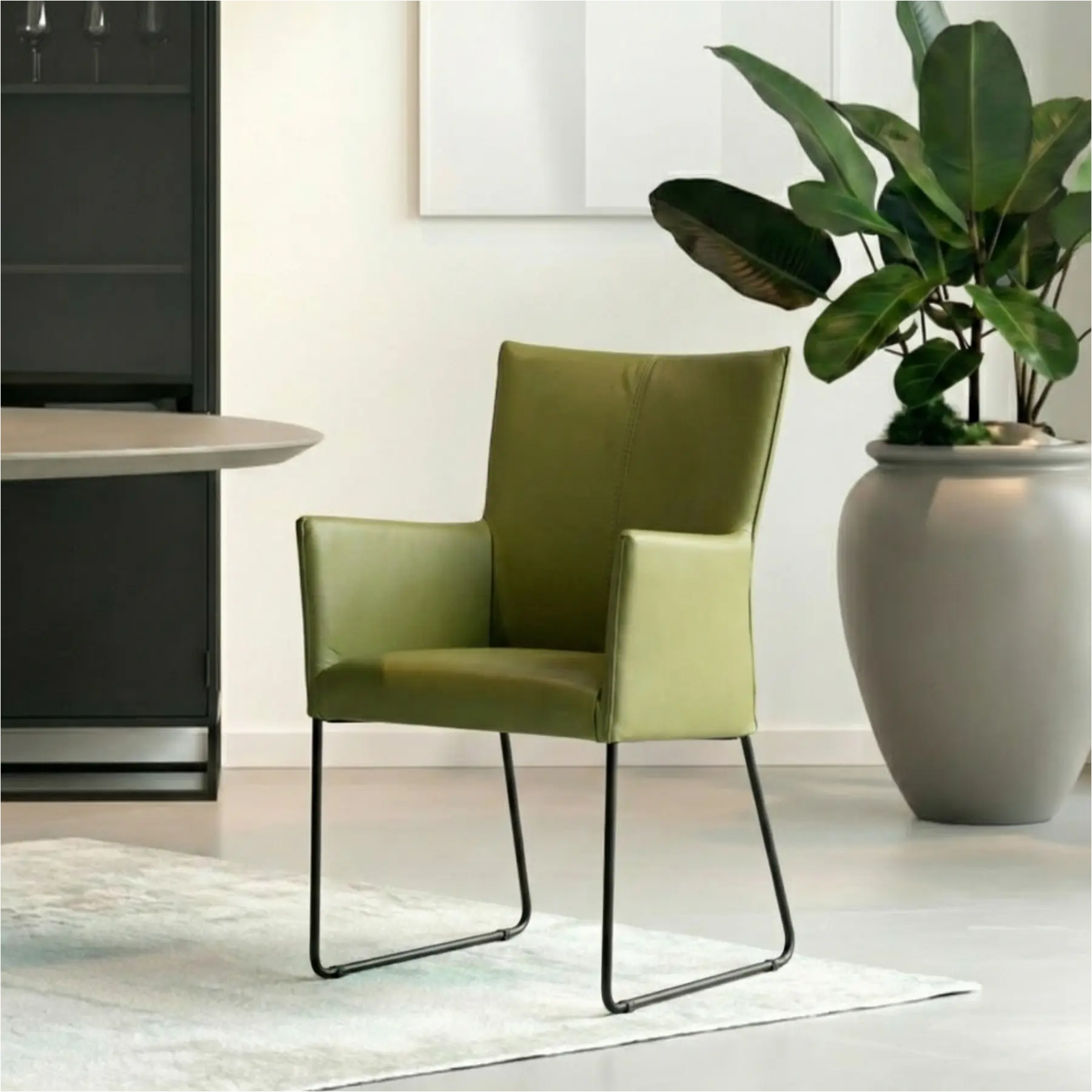 afbeelding van Set van 4 Leren eetkamerstoelen Mate met armleuning - Toledo Apple Green (groen) - U-poot staal rond zwart