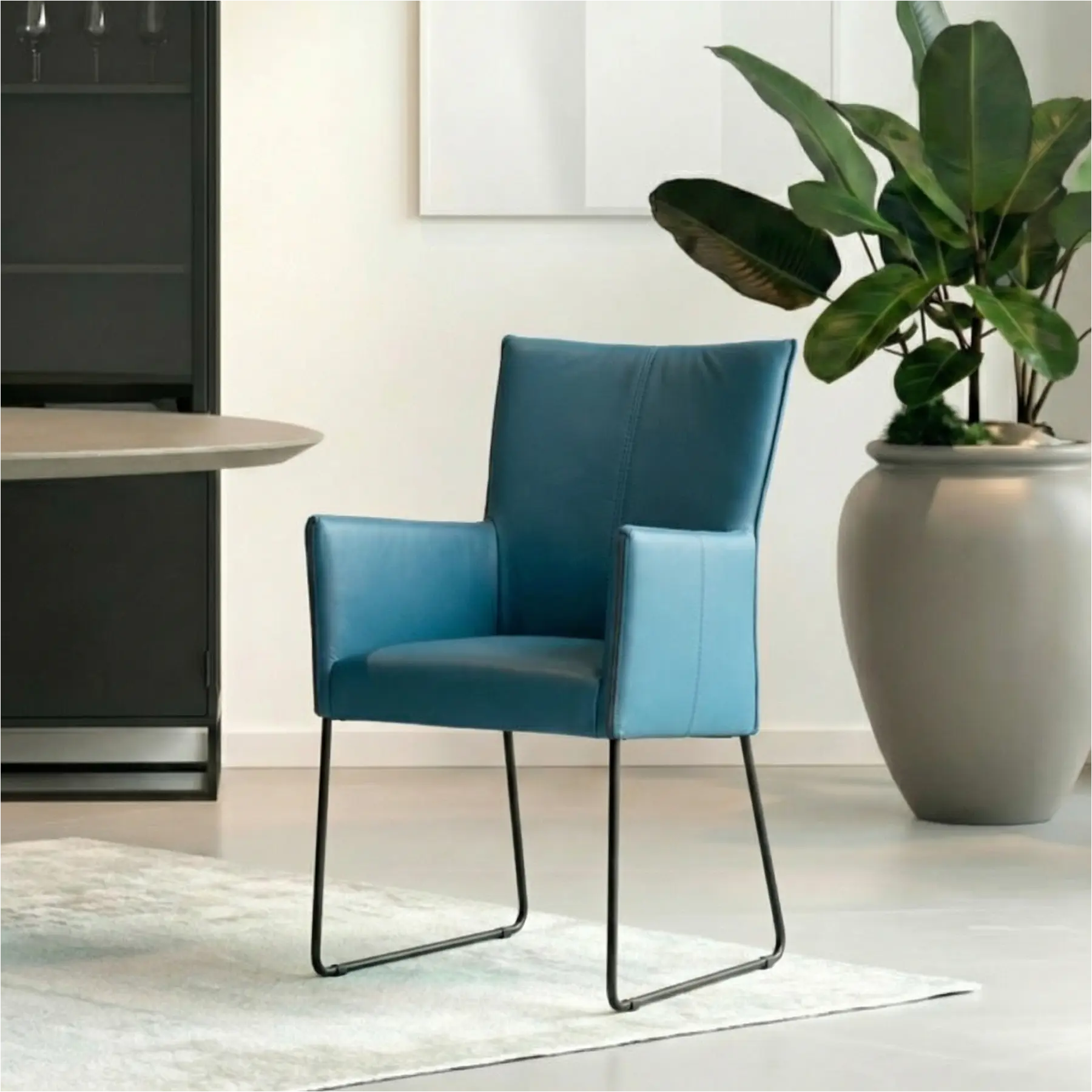 afbeelding van Set van 4 Leren eetkamerstoelen Mate met armleuning - Toledo Turquoise (blauw) - U-poot staal rond zwart