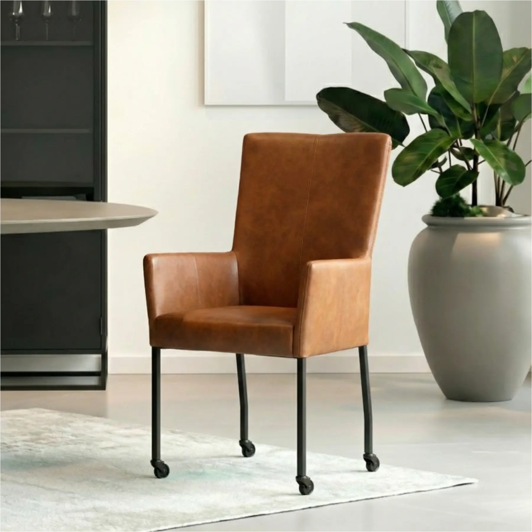 afbeelding van Set van 6 Leren eetkamerstoelen Deal met armleuning - Granada Savannah (cognac) - Poten staal vierkant zwart