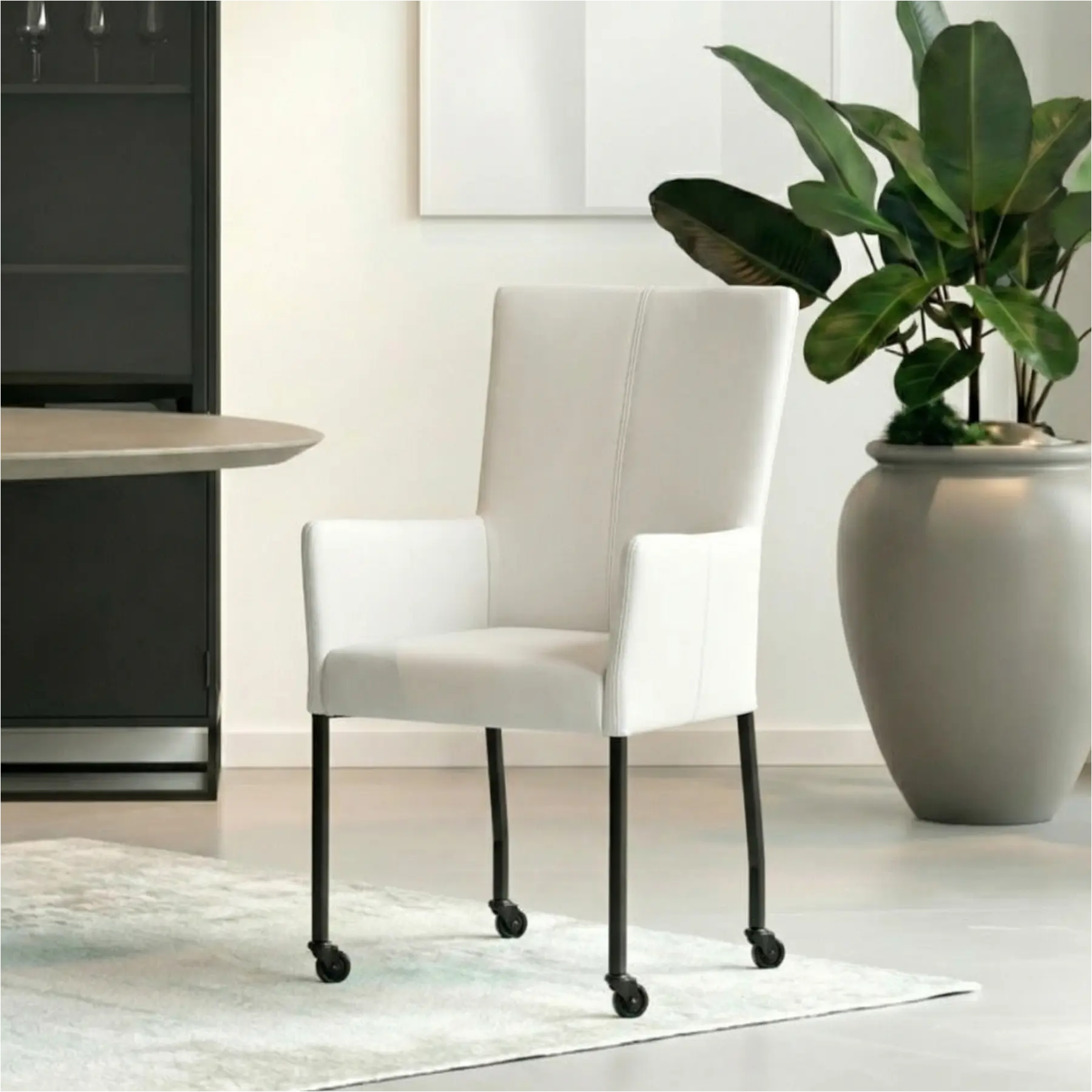 afbeelding van Set van 6 Leren eetkamerstoelen Deal met armleuning - Toledo Misty (crème) - Poten staal vierkant zwart