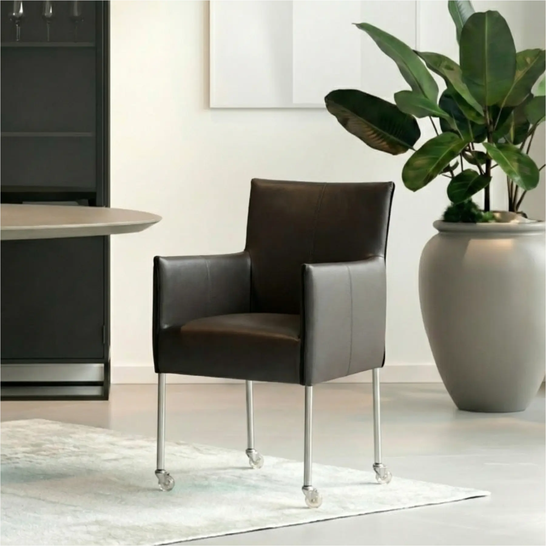 afbeelding van Set van 6 Leren eetkamerstoelen More - Hermes Antracite (donkergrijs) - Poten staal rond RVS