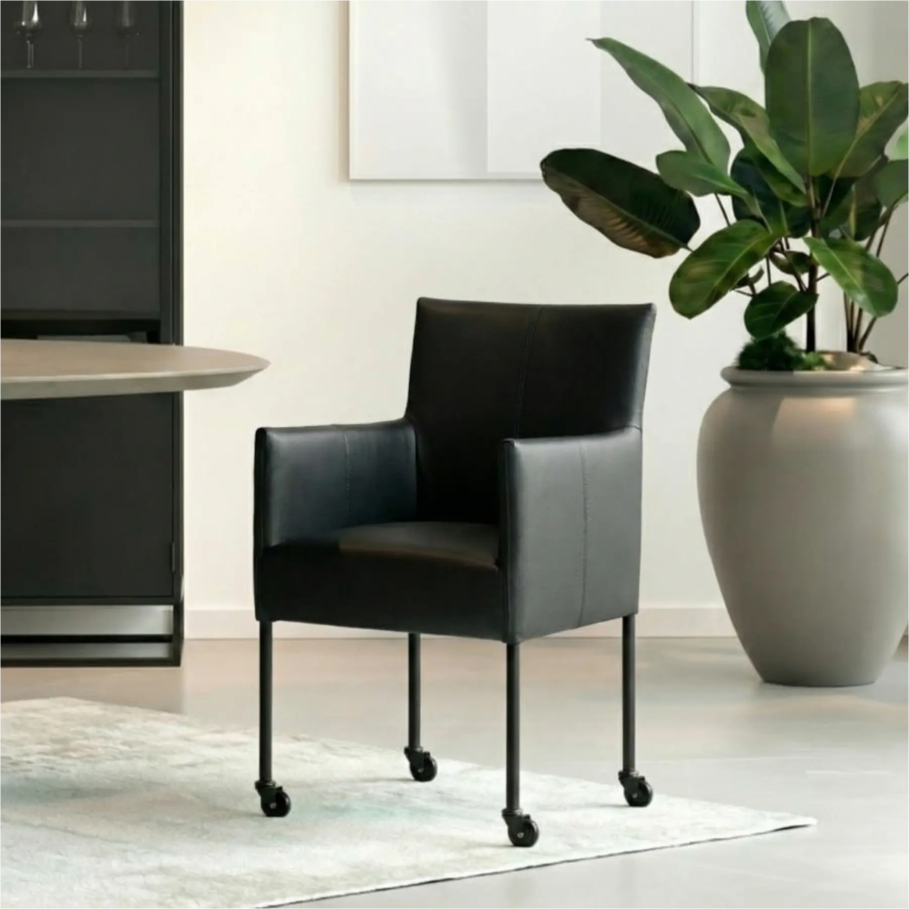 afbeelding van Set van 6 Leren eetkamerstoelen More - Hermes Nero (zwart) - Poten staal rond zwart