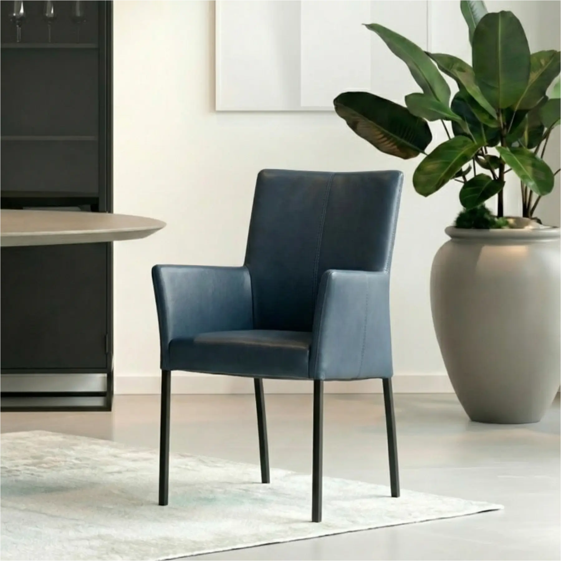 afbeelding van Set van 8 Leren eetkamerstoelen Comfort met armleuning - Toledo Marine (blauw) - Poten staal vierkant zwart