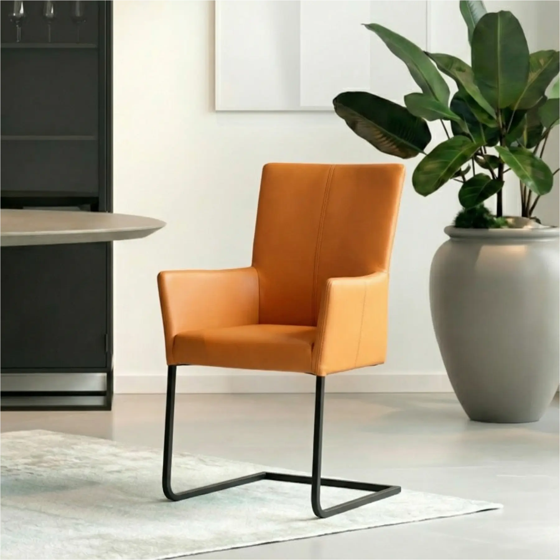 afbeelding van Set van 8 Leren eetkamerstoelen Dare met armleuning - Toledo Sabbia (lichtcognac) - Sledepoot staal vierkant zwart