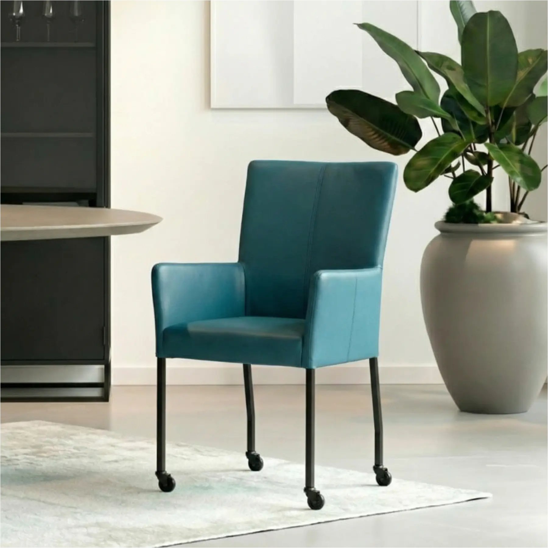 afbeelding van Set van 8 Leren eetkamerstoelen Deal met armleuning - Hermes Turquoise (blauw) - Poten staal vierkant zwart