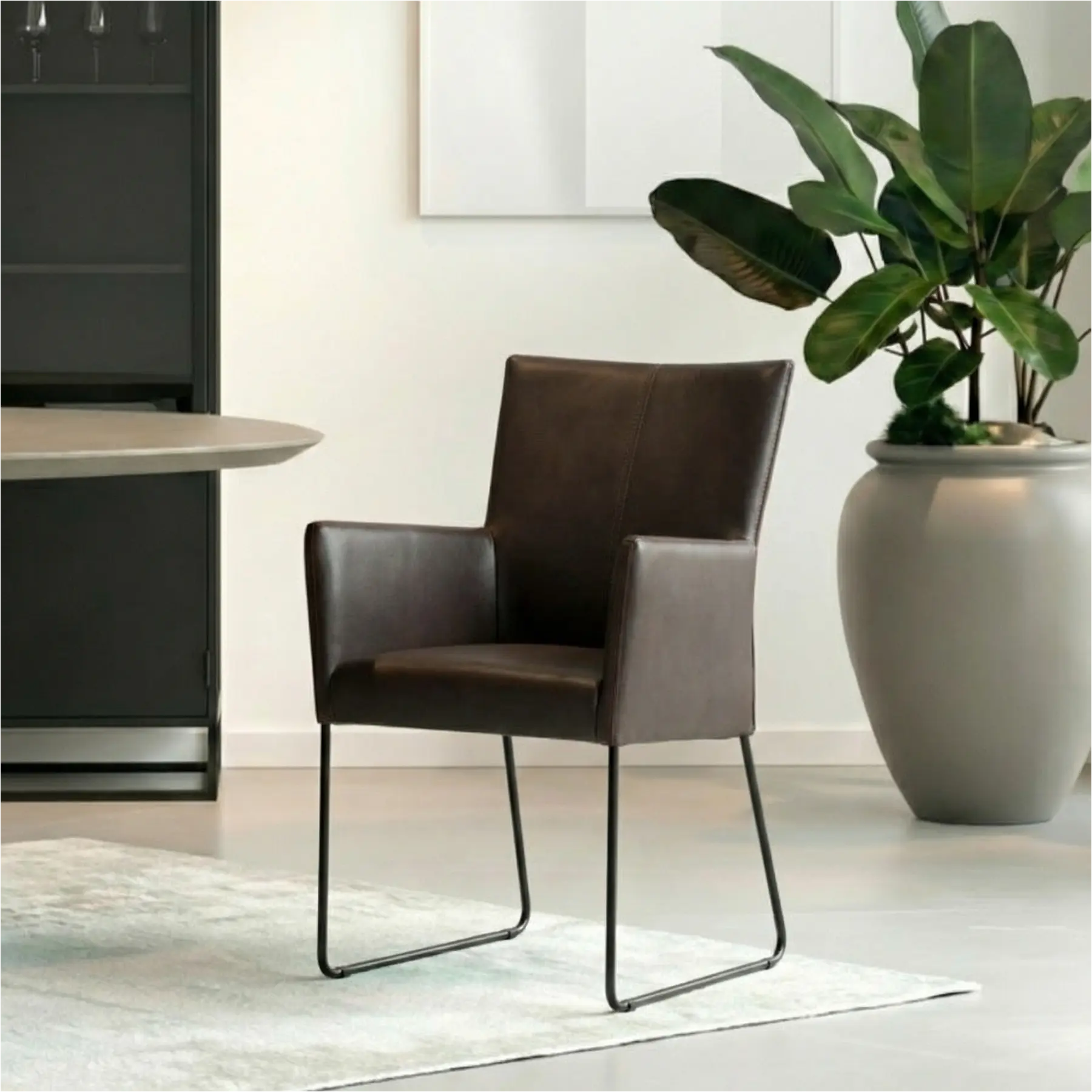 afbeelding van Set van 8 Leren eetkamerstoelen Mate met armleuning - Granada Ebony (donkerbruin) - U-poot staal rond zwart