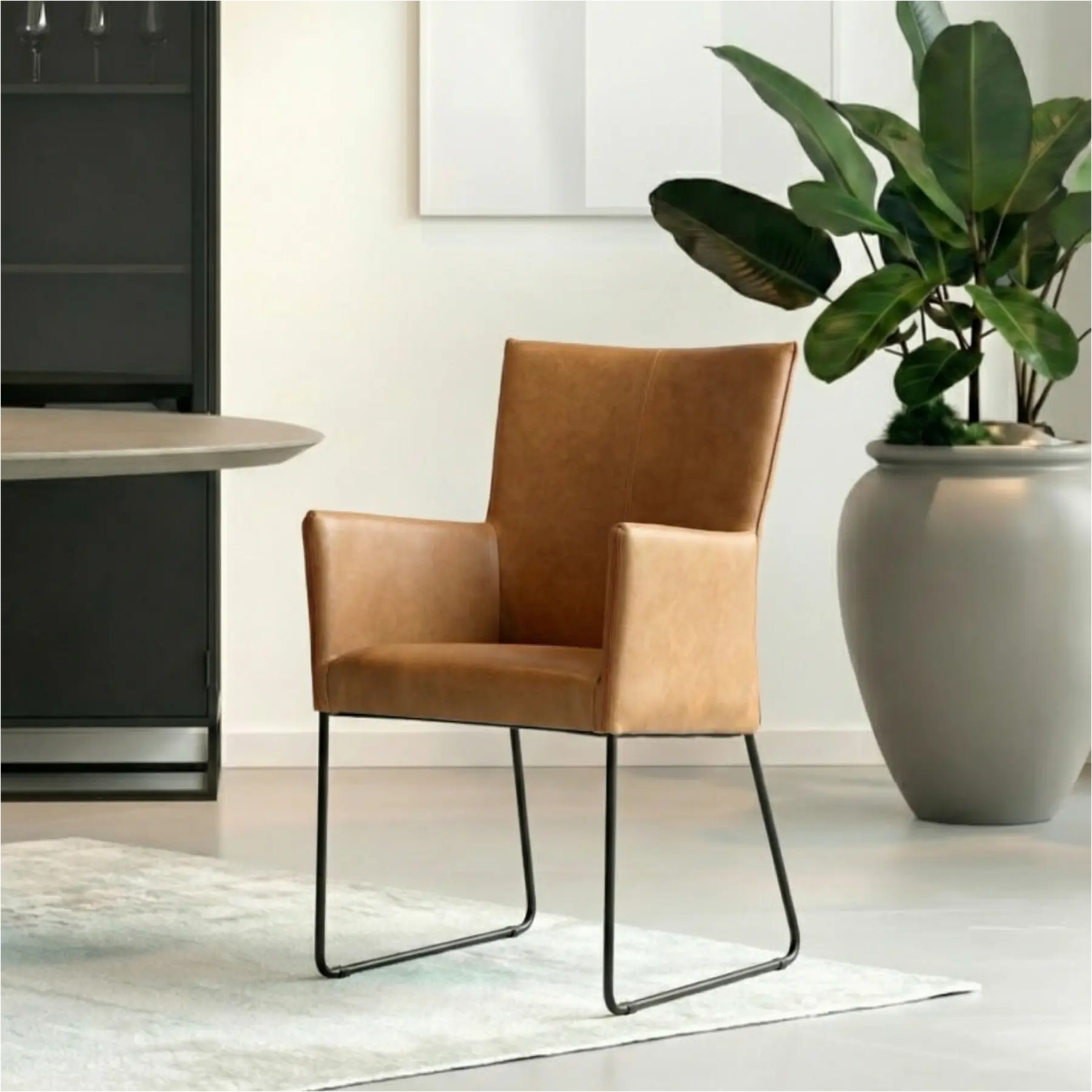 afbeelding van Set van 8 Leren eetkamerstoelen Mate met armleuning - Granada Sahara (cognac) - U-poot staal rond zwart