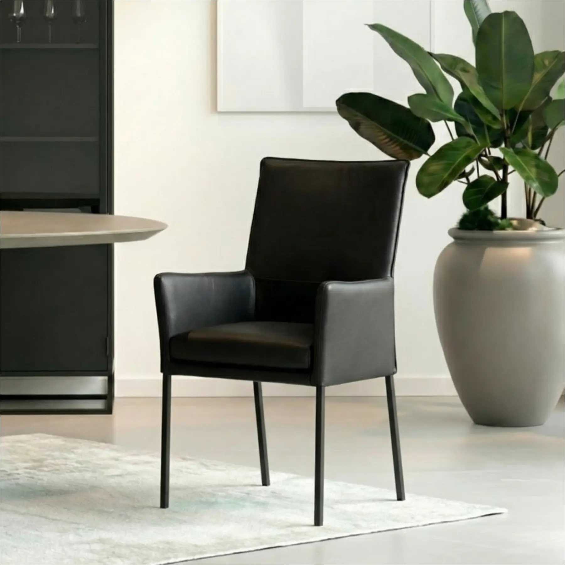 afbeelding van Set van 8 Leren eetkamerstoelen Royal - Toledo Nero (zwart) - Poten staal vierkant zwart