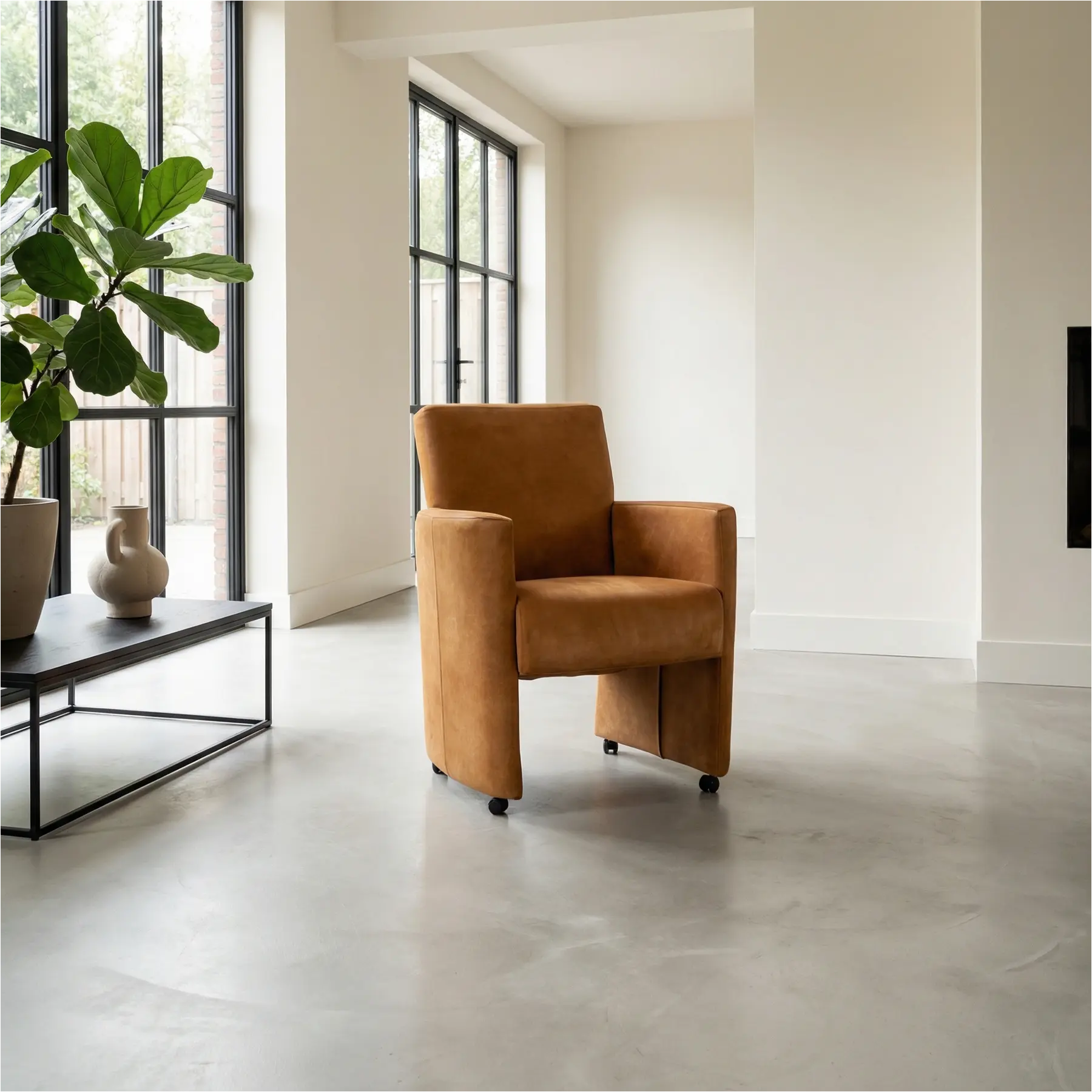 afbeelding van Leren eetkamerstoel Elegant - Kenia Cognac (cognac) - Met handgreep zwart