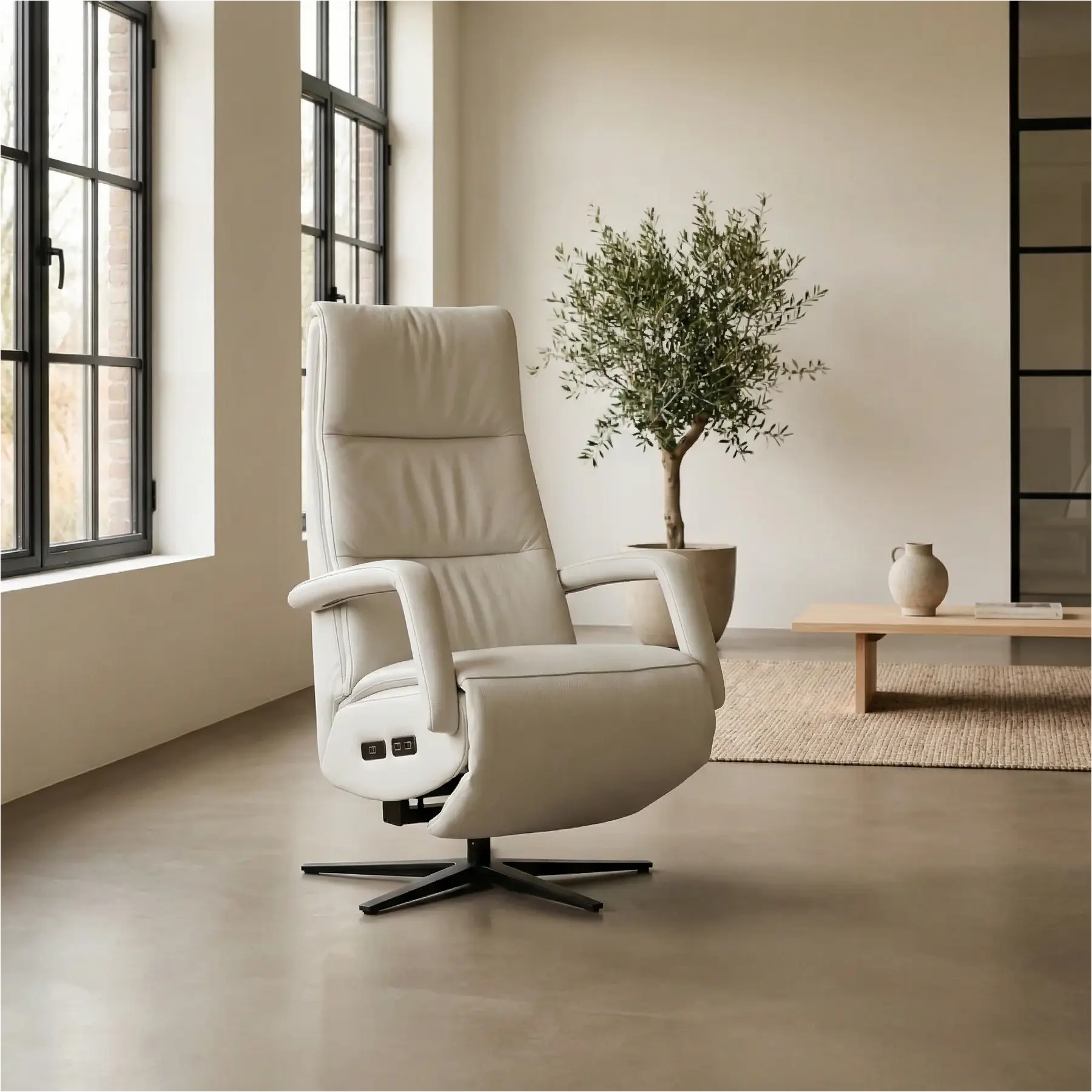 afbeelding van Leren elektrisch relaxfauteuil Calm - Toledo Purewhite (wit) - medium - stervoet zwart (breed)
