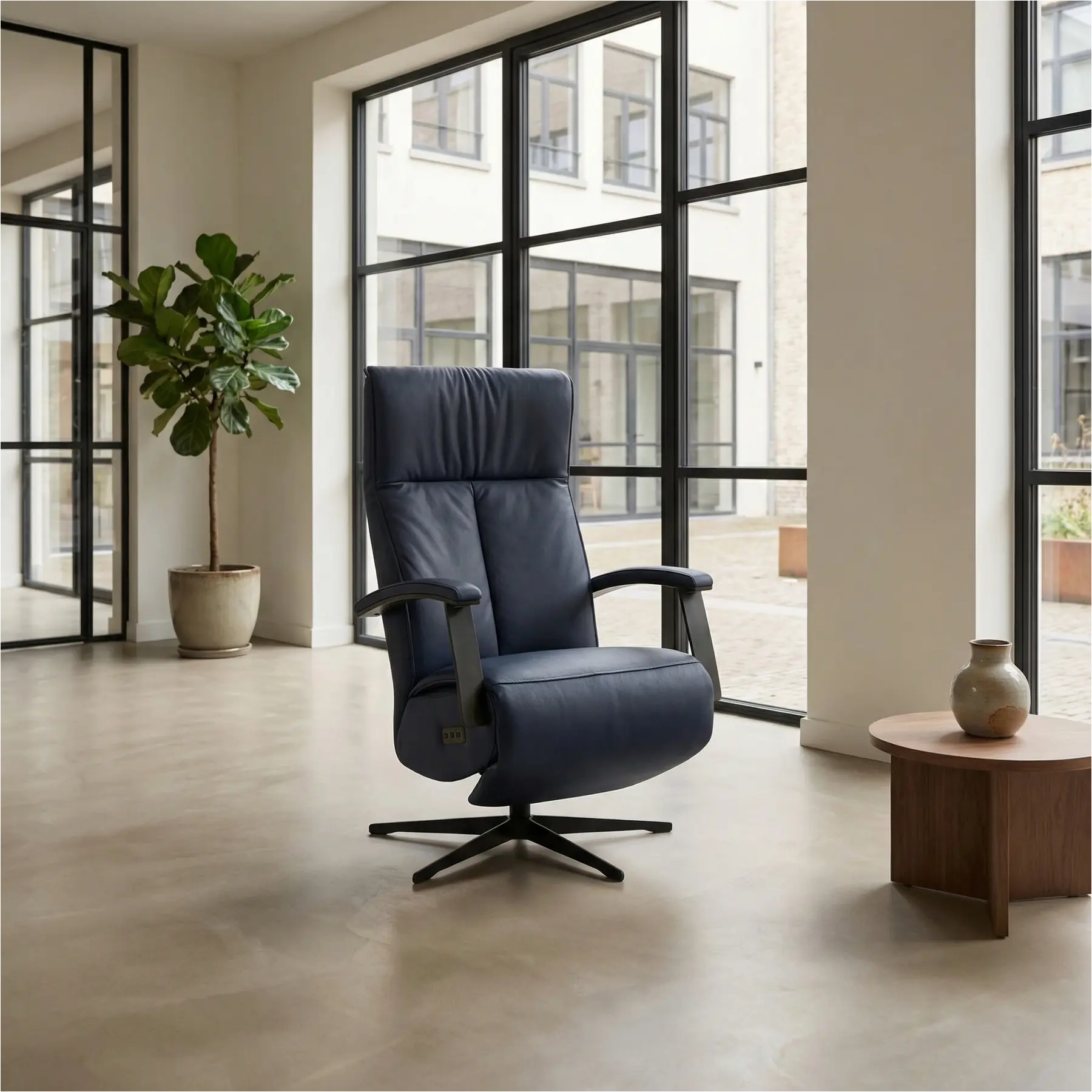 afbeelding van Leren elektrisch relaxfauteuil Pure - Toledo Kobalt (blauw) - extra large - stervoet zwart (slank)