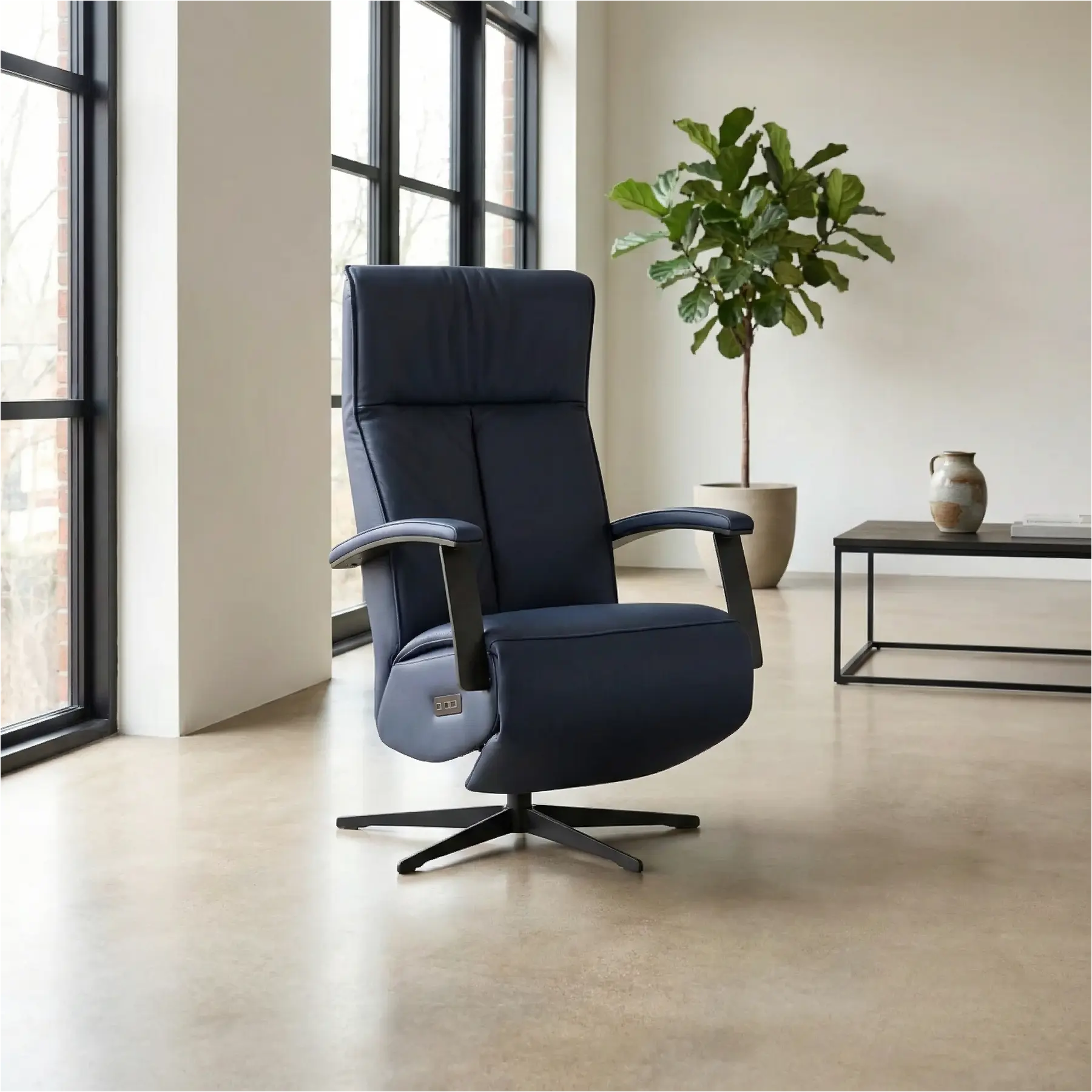 afbeelding van Leren relaxfauteuil met hartbalans Pure - Toledo Kobalt (blauw) - small - stervoet zwart (slank)