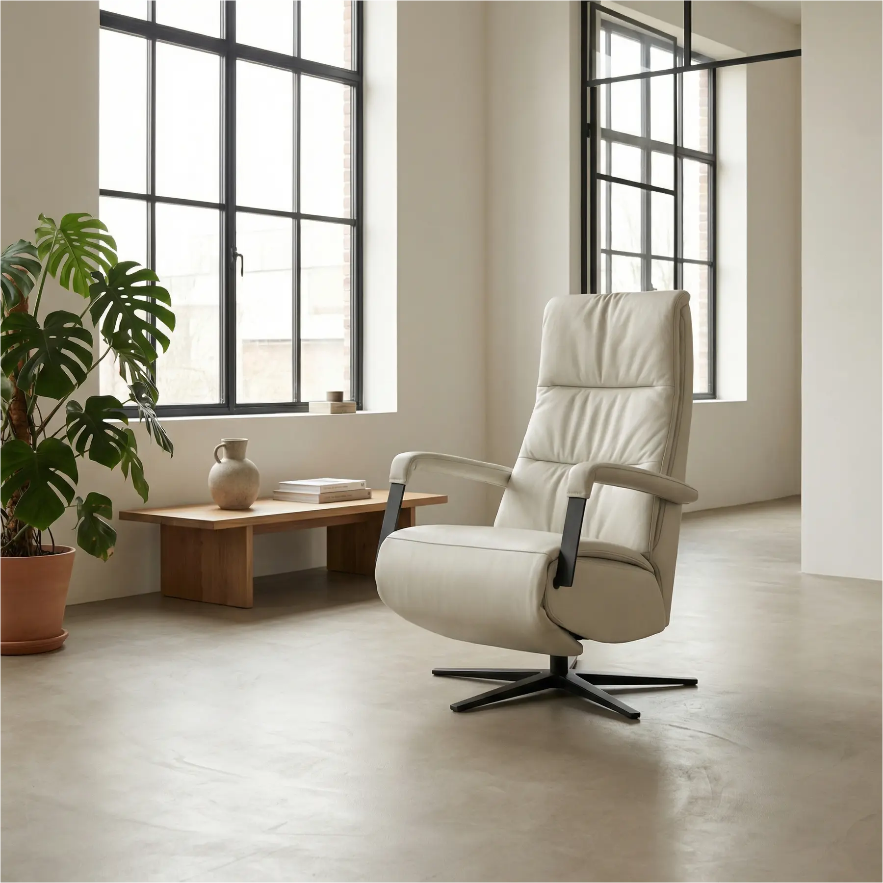 afbeelding van Leren elektrisch relaxfauteuil Core - Toledo Nebbia (creme) - small - stervoet zwart (breed)
